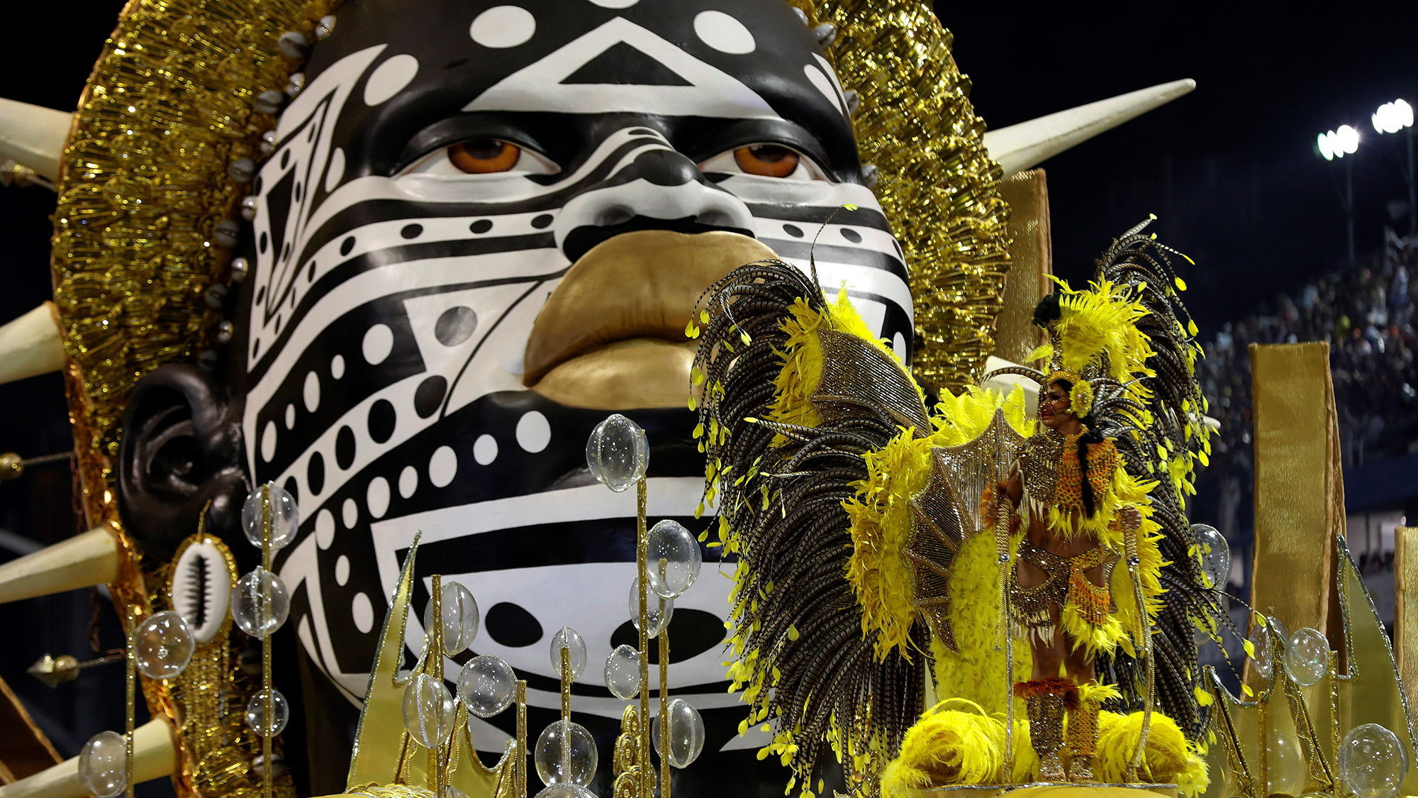 El carnaval de Brasil viajó a México y regó las calles de color