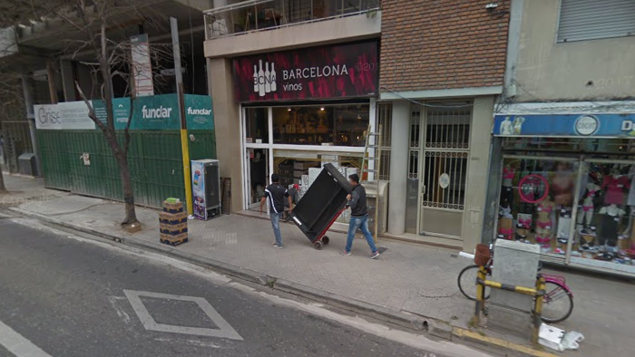 Con ropa de trabajo y barbijos, asaltaron reconocida vinería rosarina