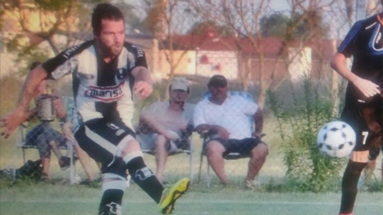 En Firmat, el Pato Raymonda debutó con la camiseta de Arteaga