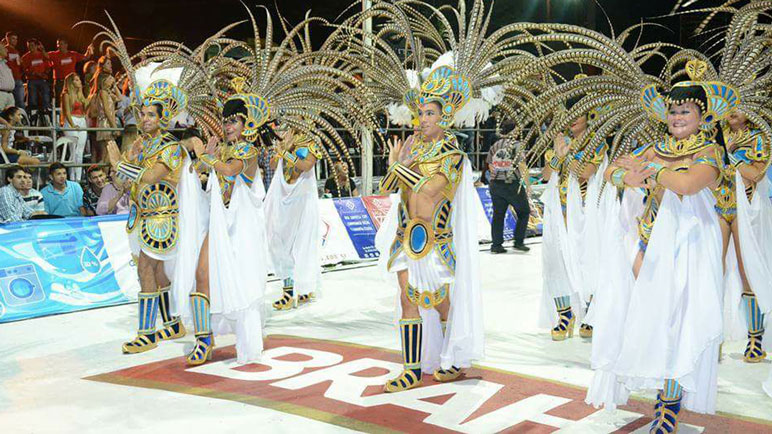 Llegó febrero y se siente el carnaval en la piel. Arequito y Bigand se preparan para danzar.