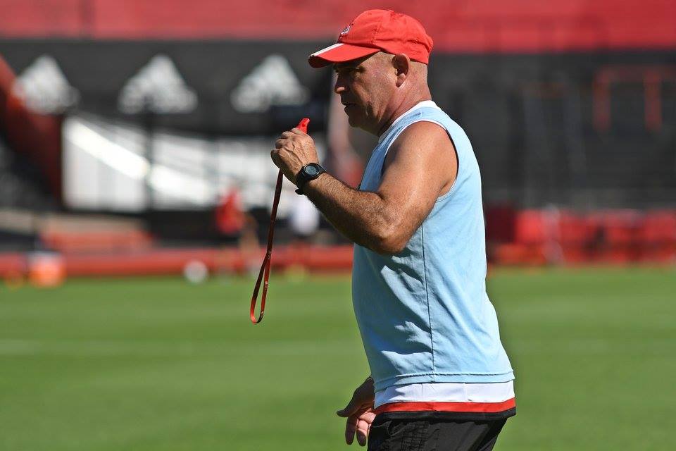 Llop arranca la semana con el objetivo de armar la zaga central para el clásico