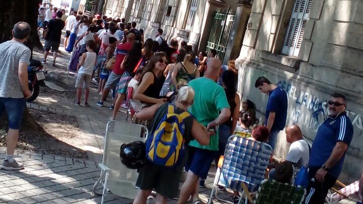 Cola interminable en el Bajo para vacunarse contra la fiebre amarilla