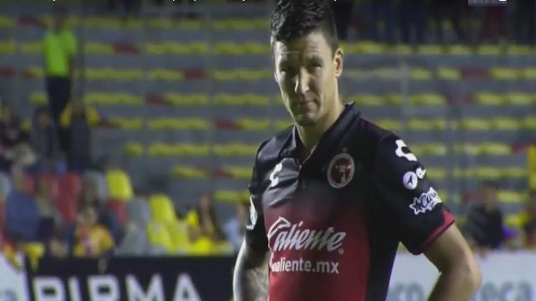 La pose de Musto antes del penal. Toda una muestra de fe.