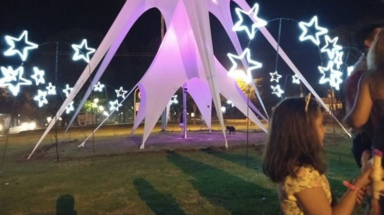 Los niños fueron a descubrir las luces del arbolito navideño de la ciudad.