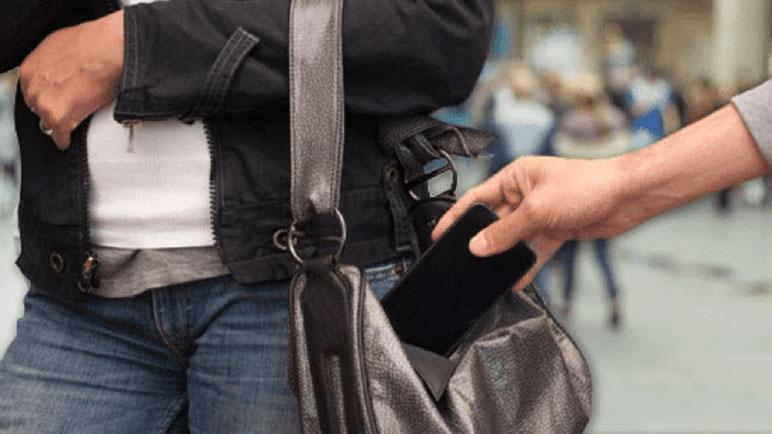 El celular fue hallado en posesión de una joven de 17 años.