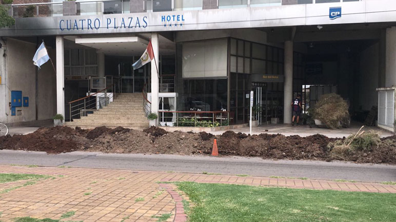 En el hotel cuatro plazos se acumuló tierra a causa de las remodelaciones.