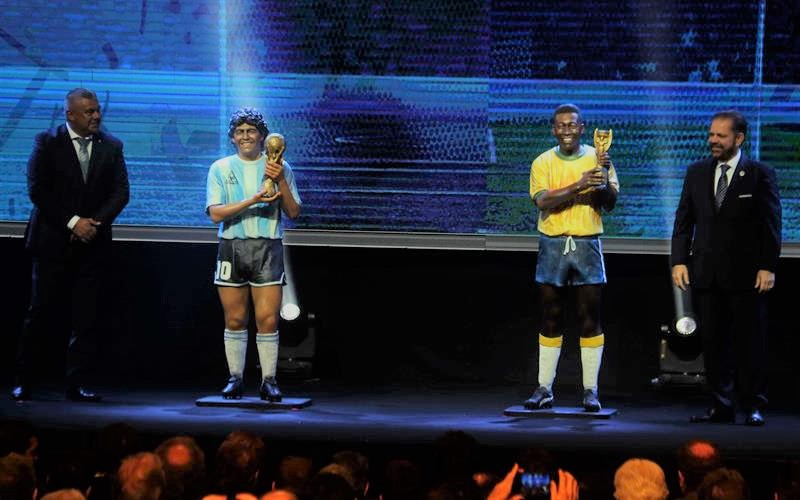 Las estatuas de Maradona y Pelé 