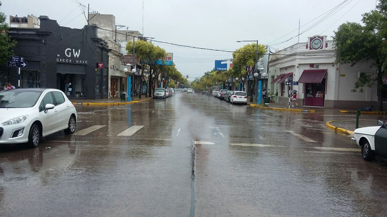 Por menos cables, carteles y autos. El Centro Económico apunta a limpiar la visual céntrica.