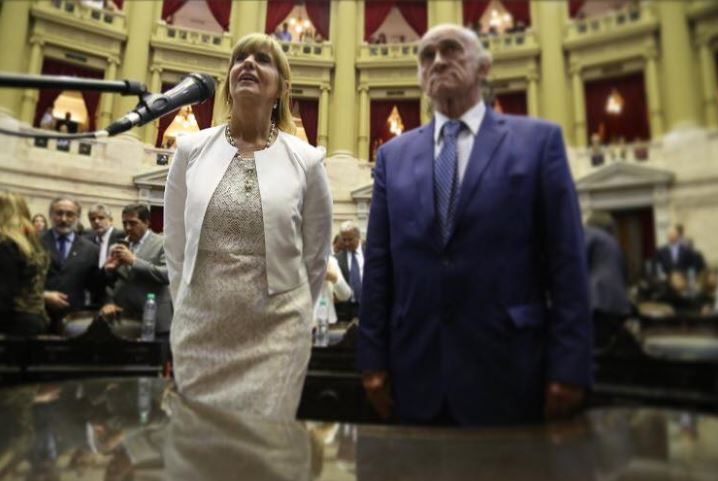 La diputada Alejandra Rodenas en el momento de la jura. 