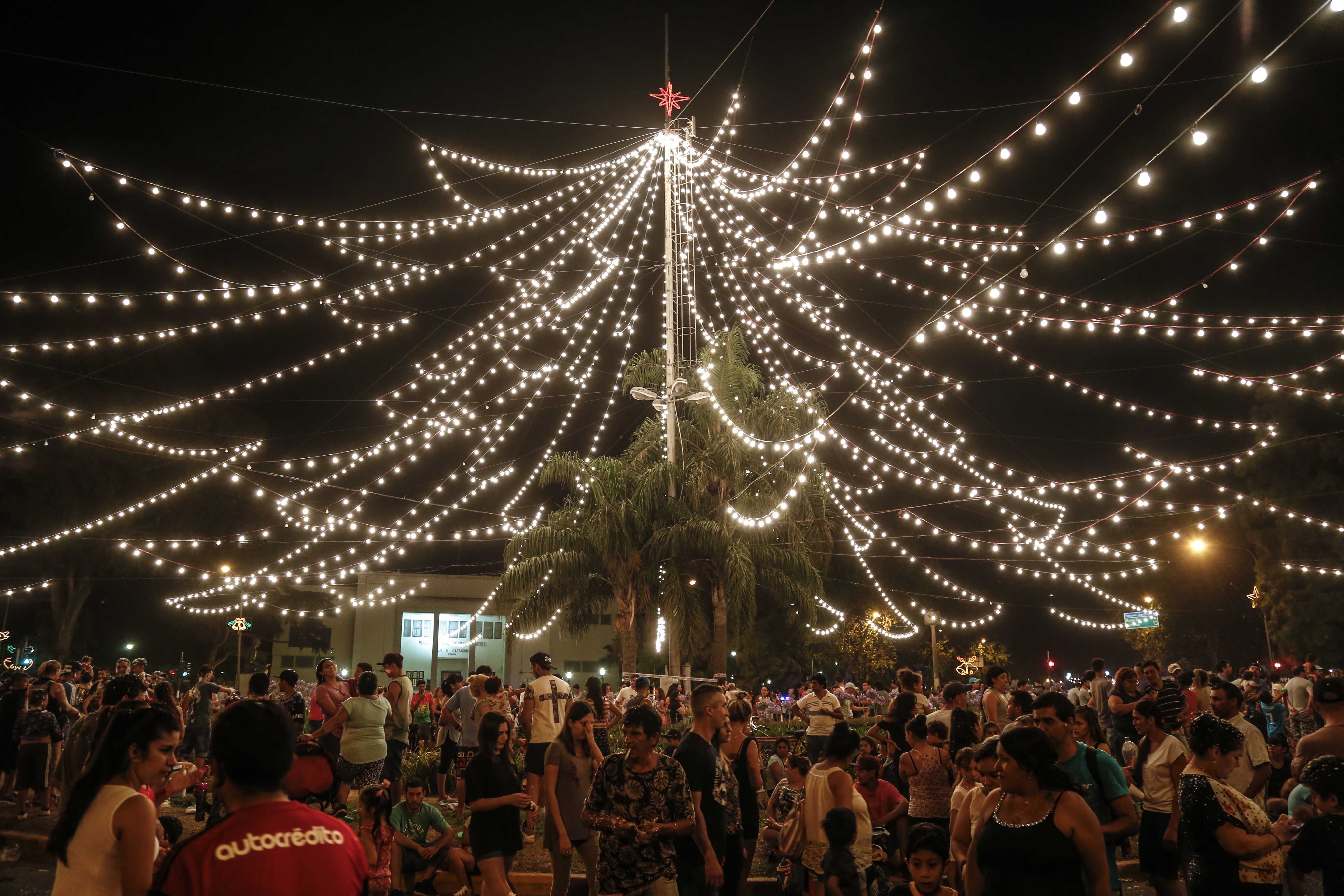 Se encendió el tradicional árbol de Oroño y Pellegrini (Foto: Guillermo Turin Bootello-Prensa MR)