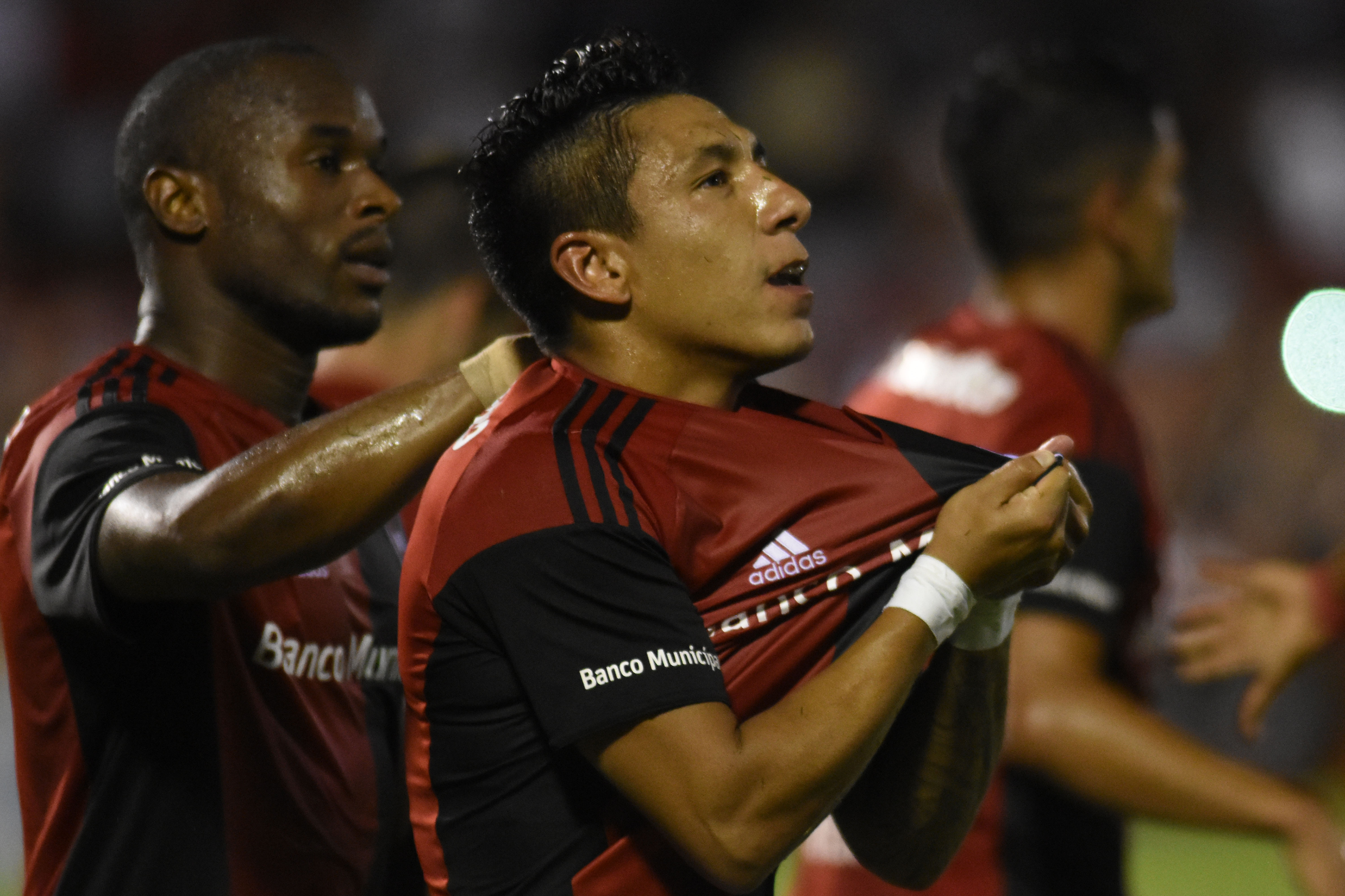 Tiempo de descuento para el clásico: todos miran a Brian Sarmiento