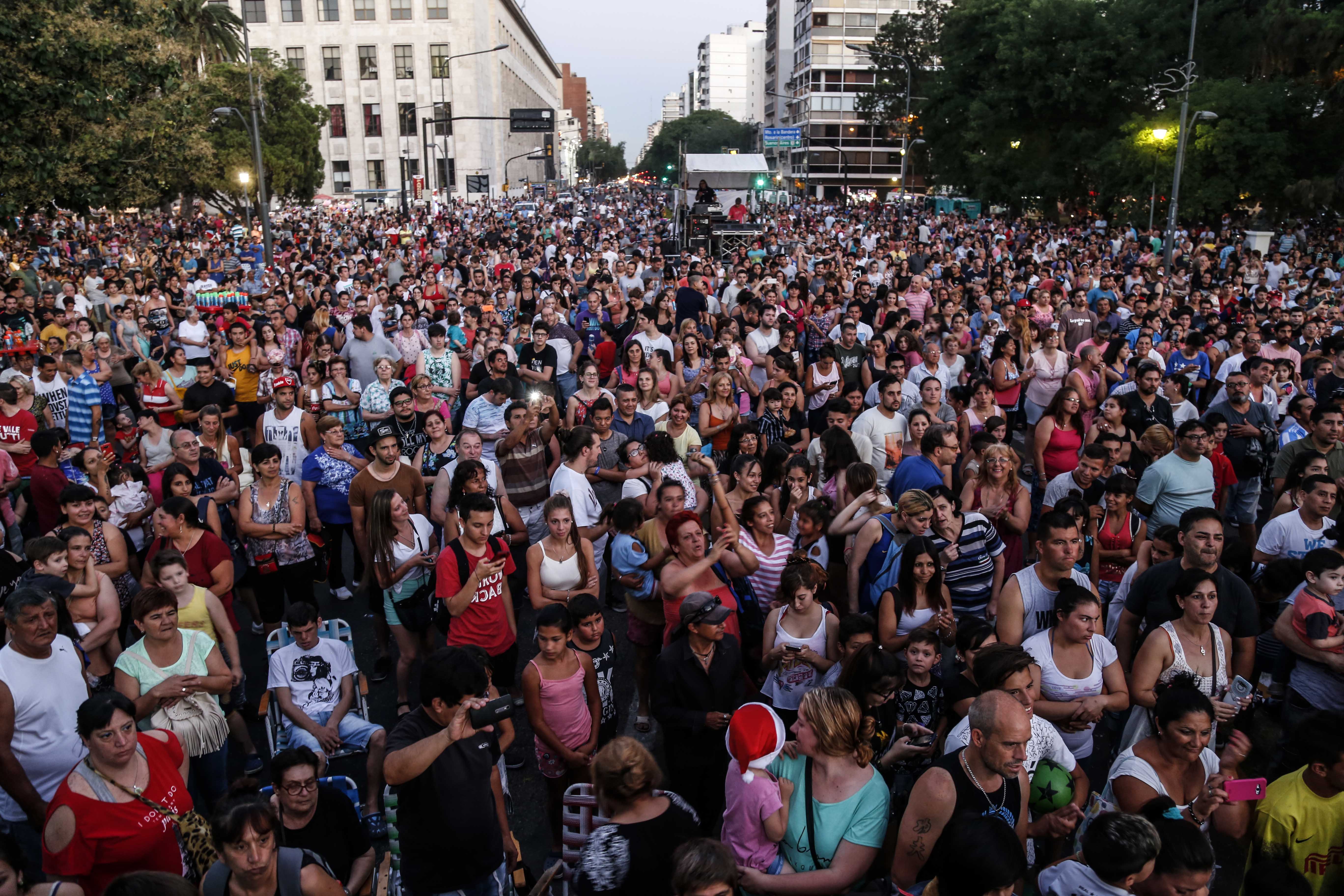 Se encendió el tradicional árbol de Oroño y Pellegrini (Foto: Guillermo Turin Bootello-Prensa MR)