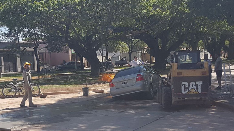 El Aveo quedó atrapado en el cemento fresco del Villada.