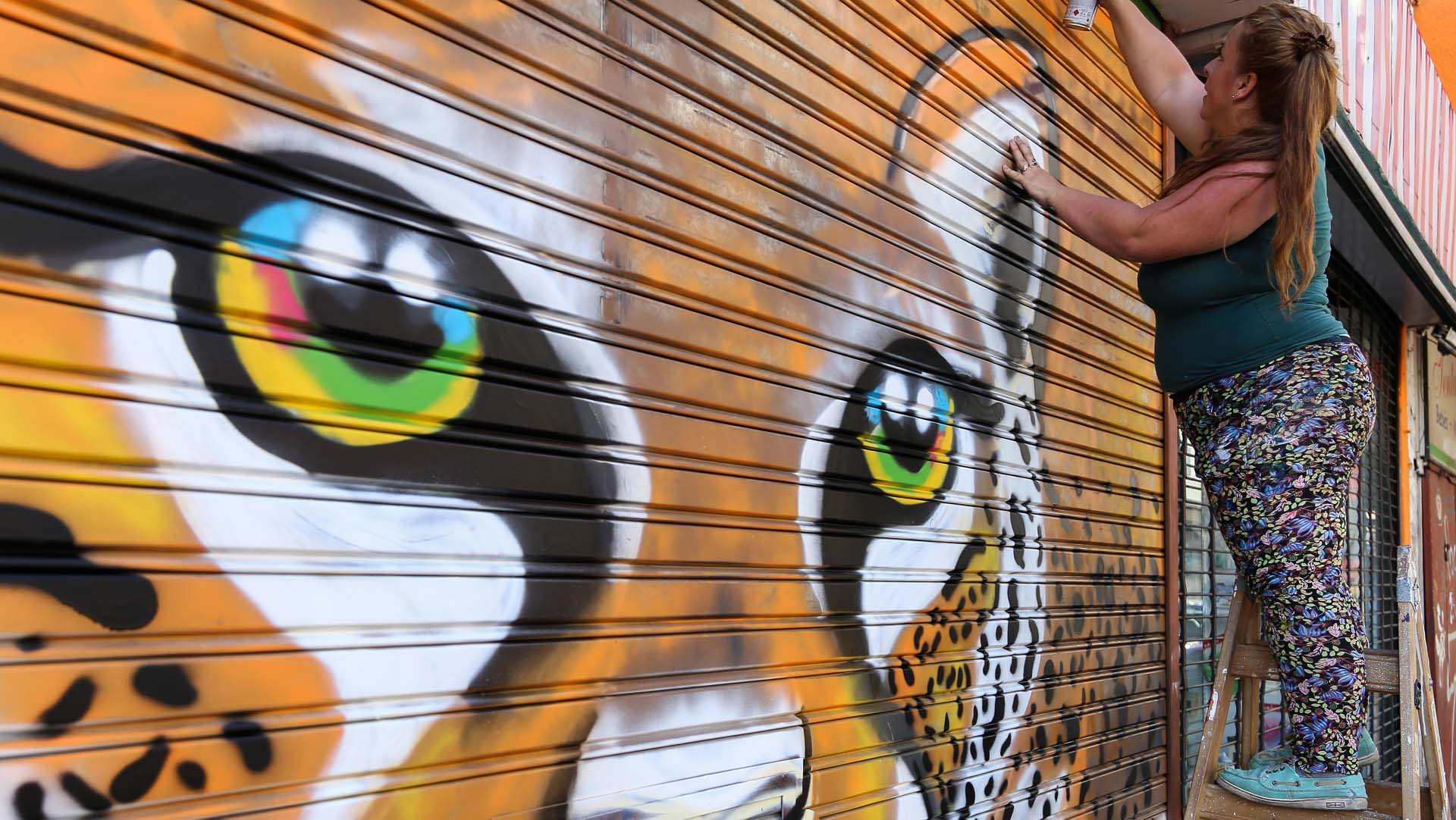 Más de 60 artistas expresaron su arte en las persianas y fachadas del centro