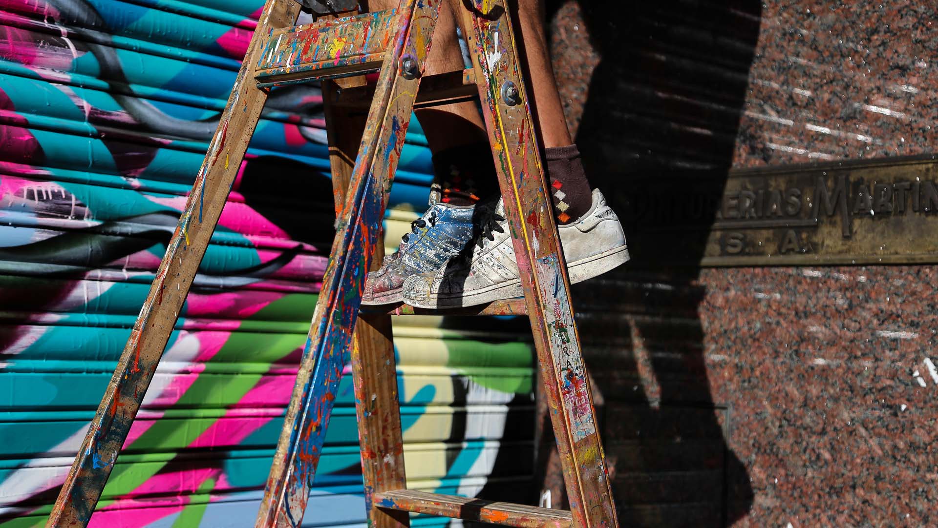 Más de 60 artistas expresaron su arte en las persianas y fachadas del centro