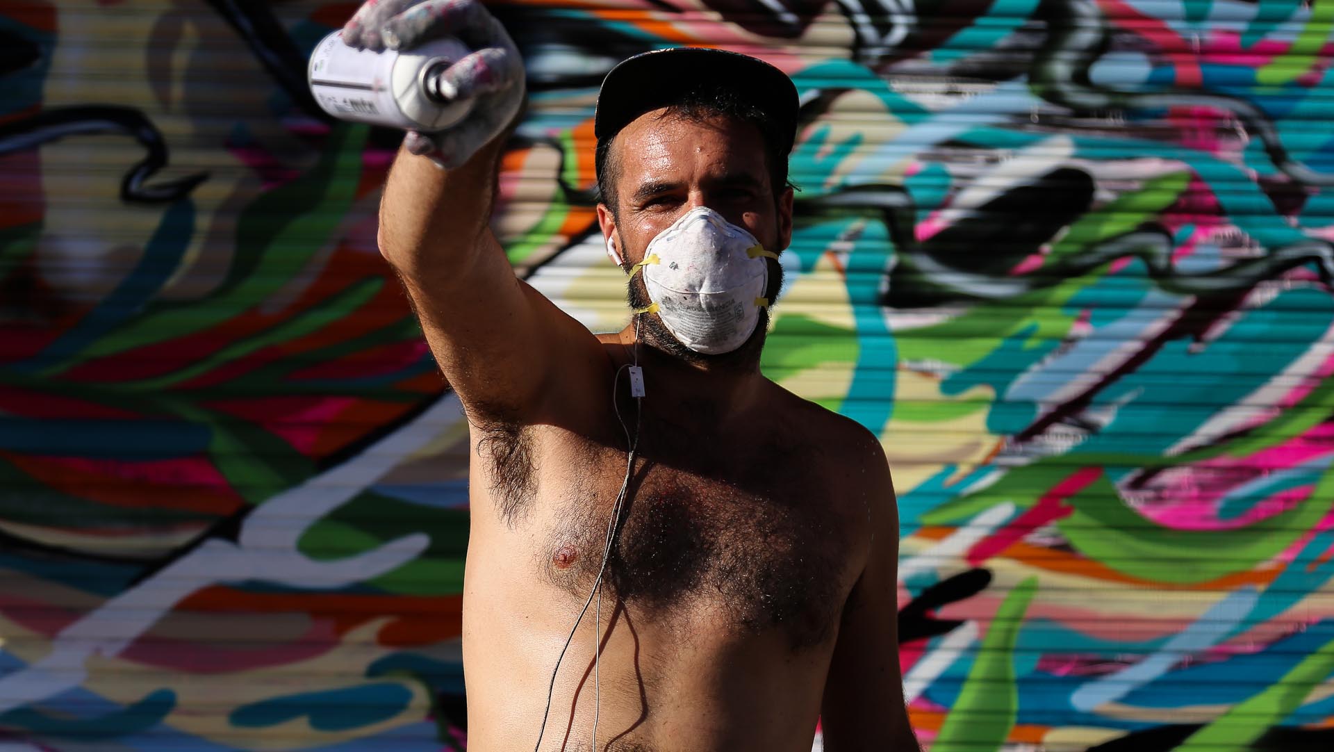 Más de 60 artistas expresaron su arte en las persianas y fachadas del centro