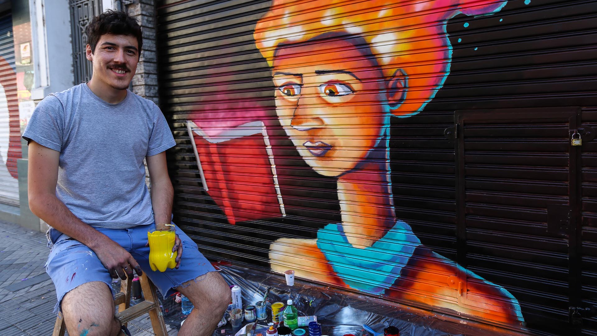 Más de 60 artistas expresaron su arte en las persianas y fachadas del centro