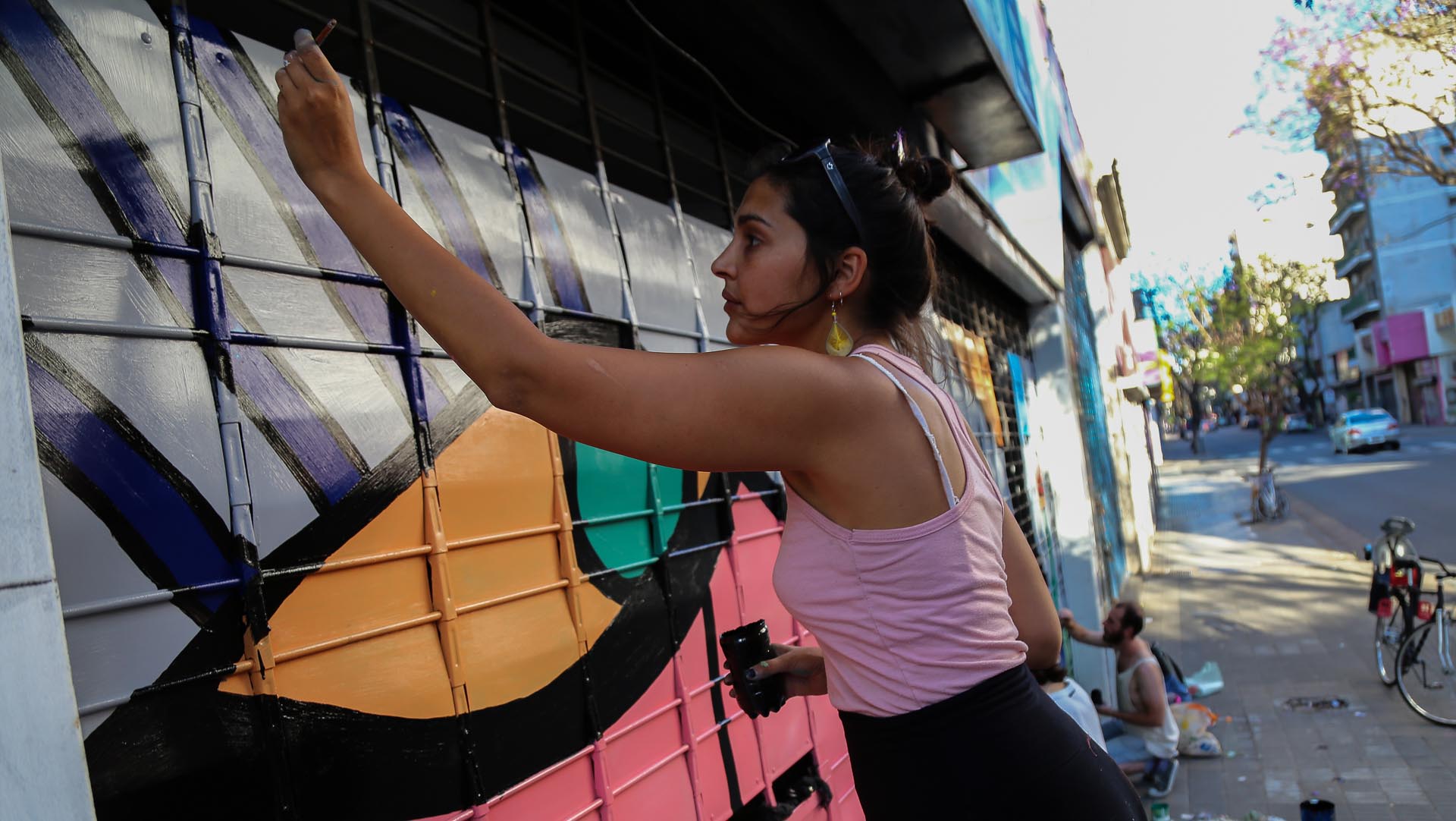 Más de 60 artistas expresaron su arte en las persianas y fachadas del centro