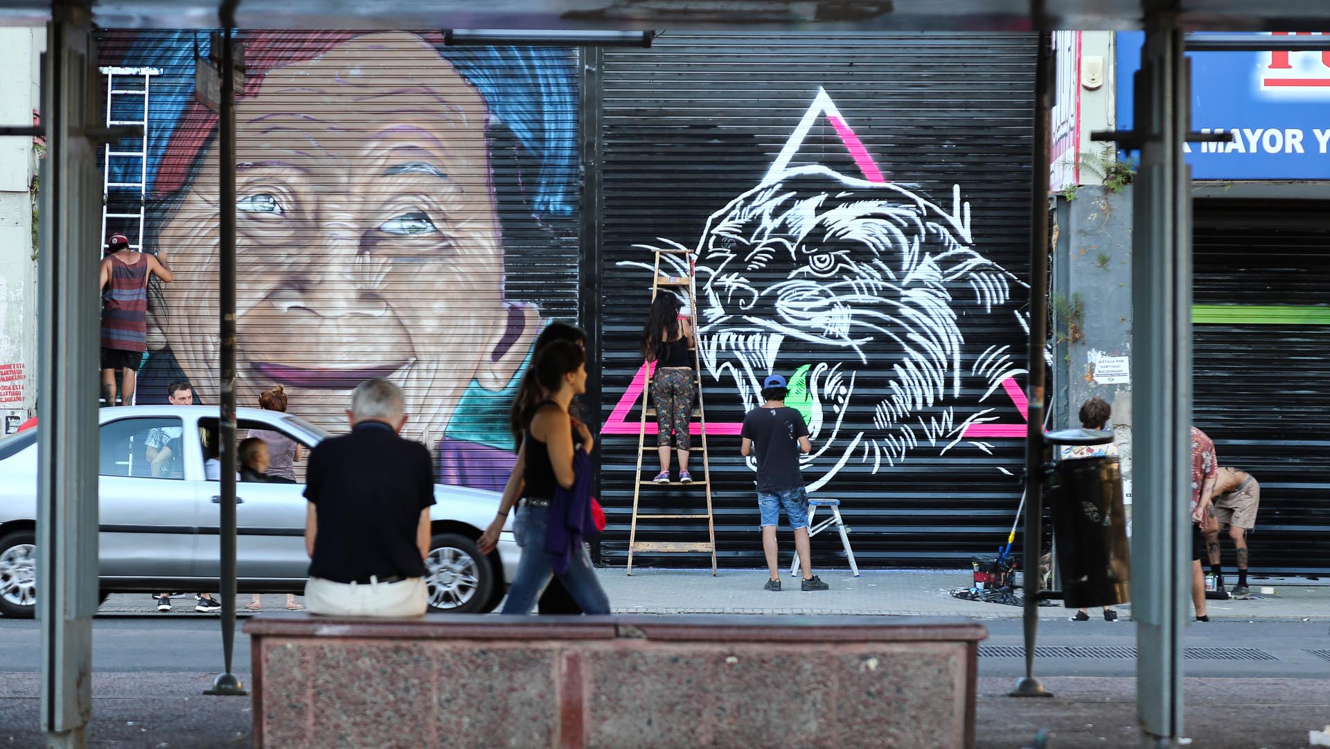 Más de 60 artistas expresaron su arte en las persianas y fachadas del centro