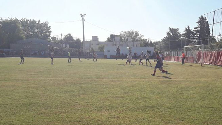 La pelota en el área de Balzi. Así se jugó gran parte del segundo tiempo.
