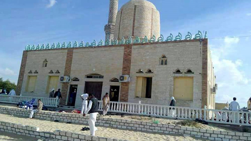 Con explosivos y fusiles los terroristas atacaron el templo