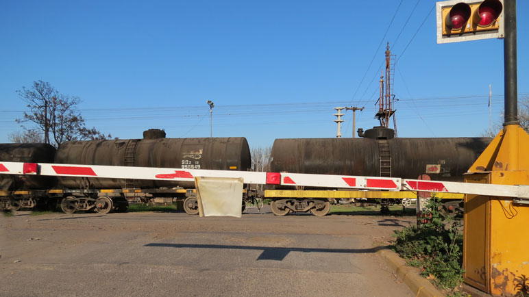 El tren pasa, la barrera se baja y una ciudad queda dividida al medio.