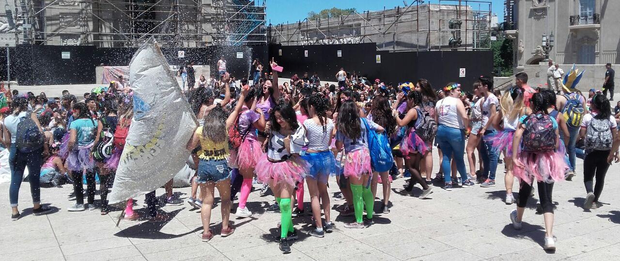 Banderazo escolar: tres estudiantes heridos y 900 litros de alcohol incautados 