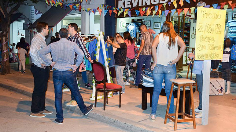 Los comercios locales sacaron sus productos a la calle.