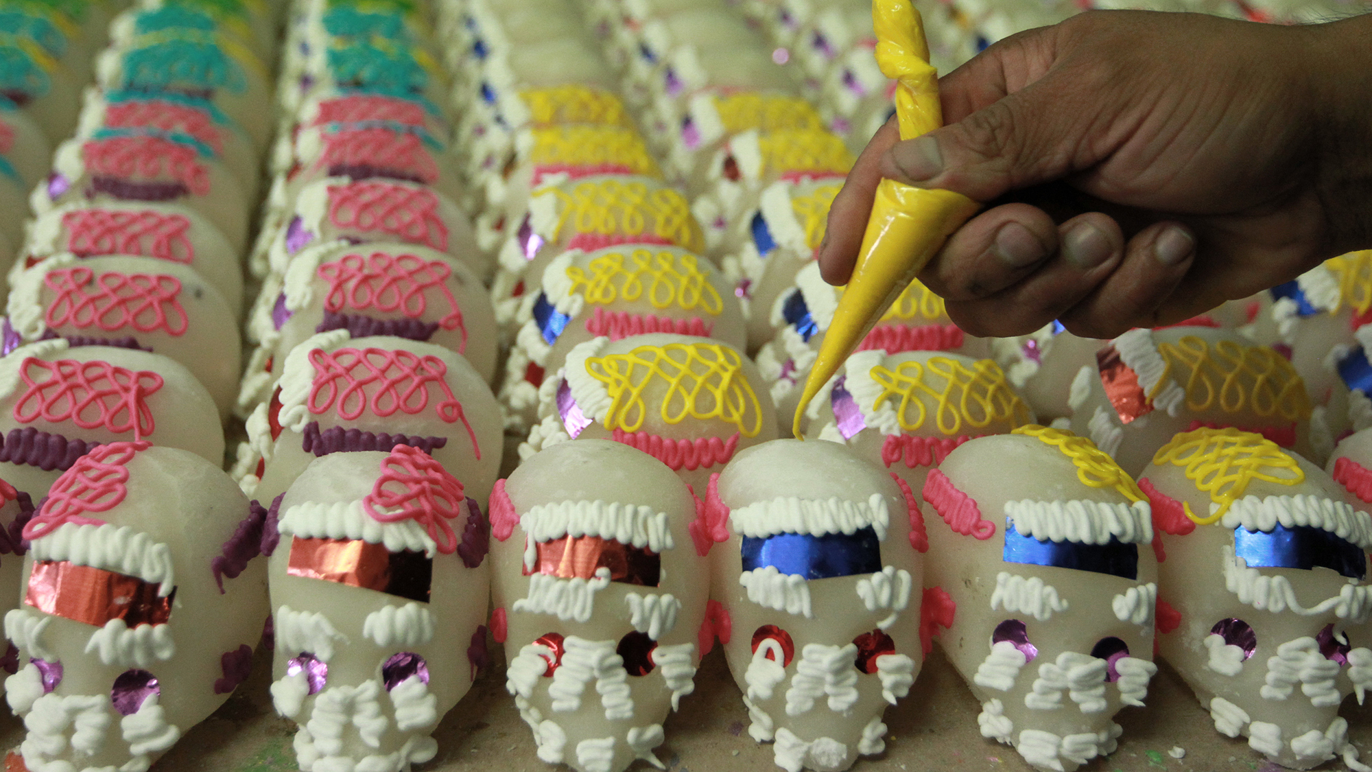 Calaveritas de azúcar, tradición mexicana que resiste con las generaciones.