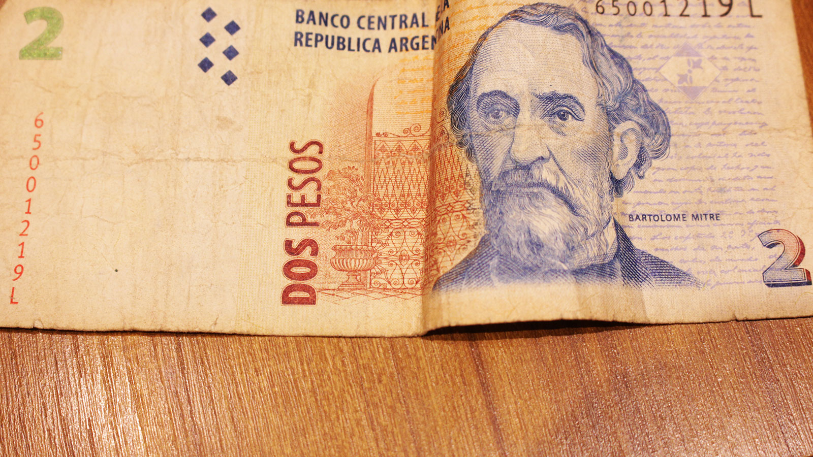 Sacarán de circulación todos los billetes de dos pesos