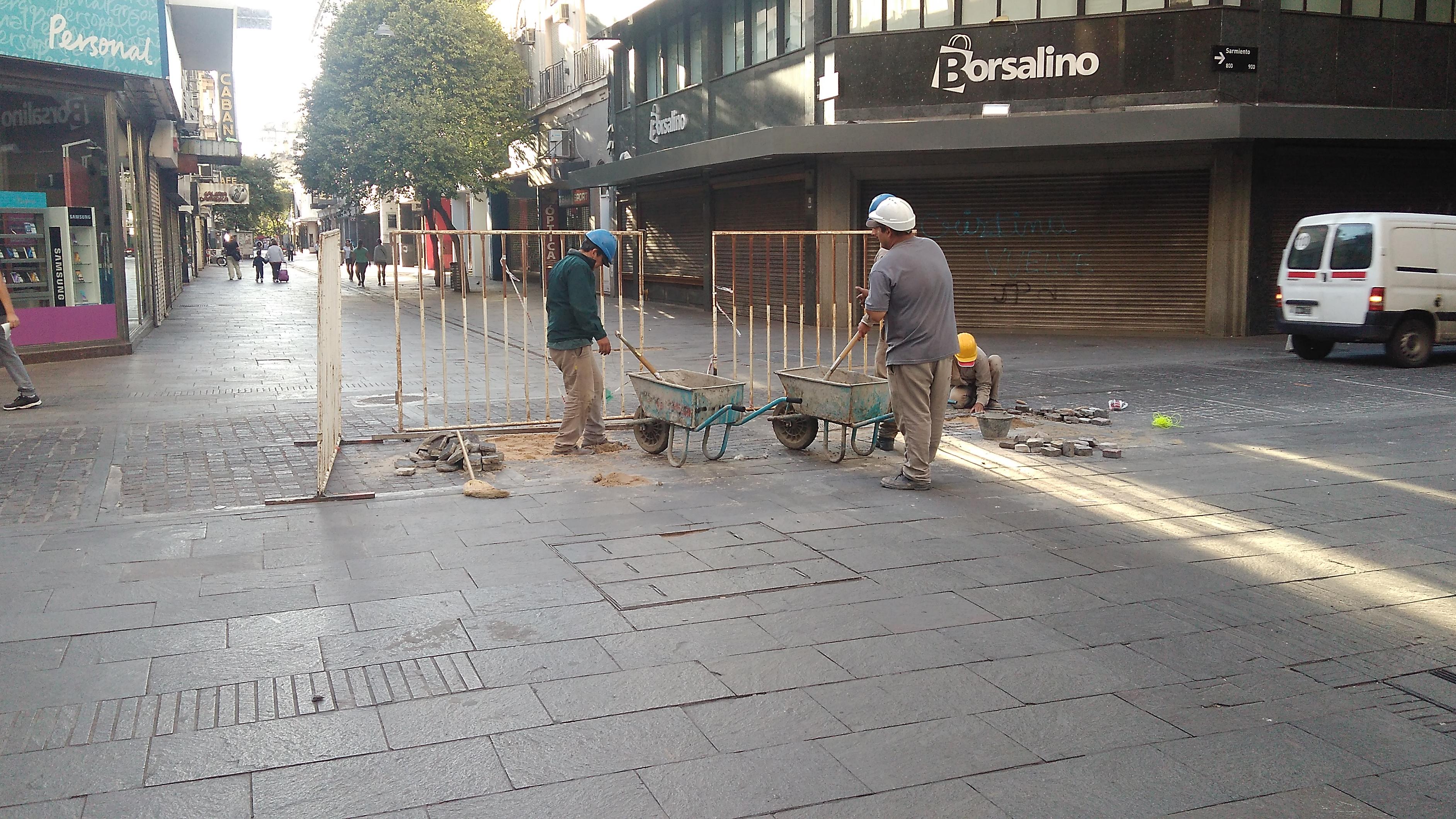 Los obreros comenzaron con la nivelación de la calle este miércoles. 
