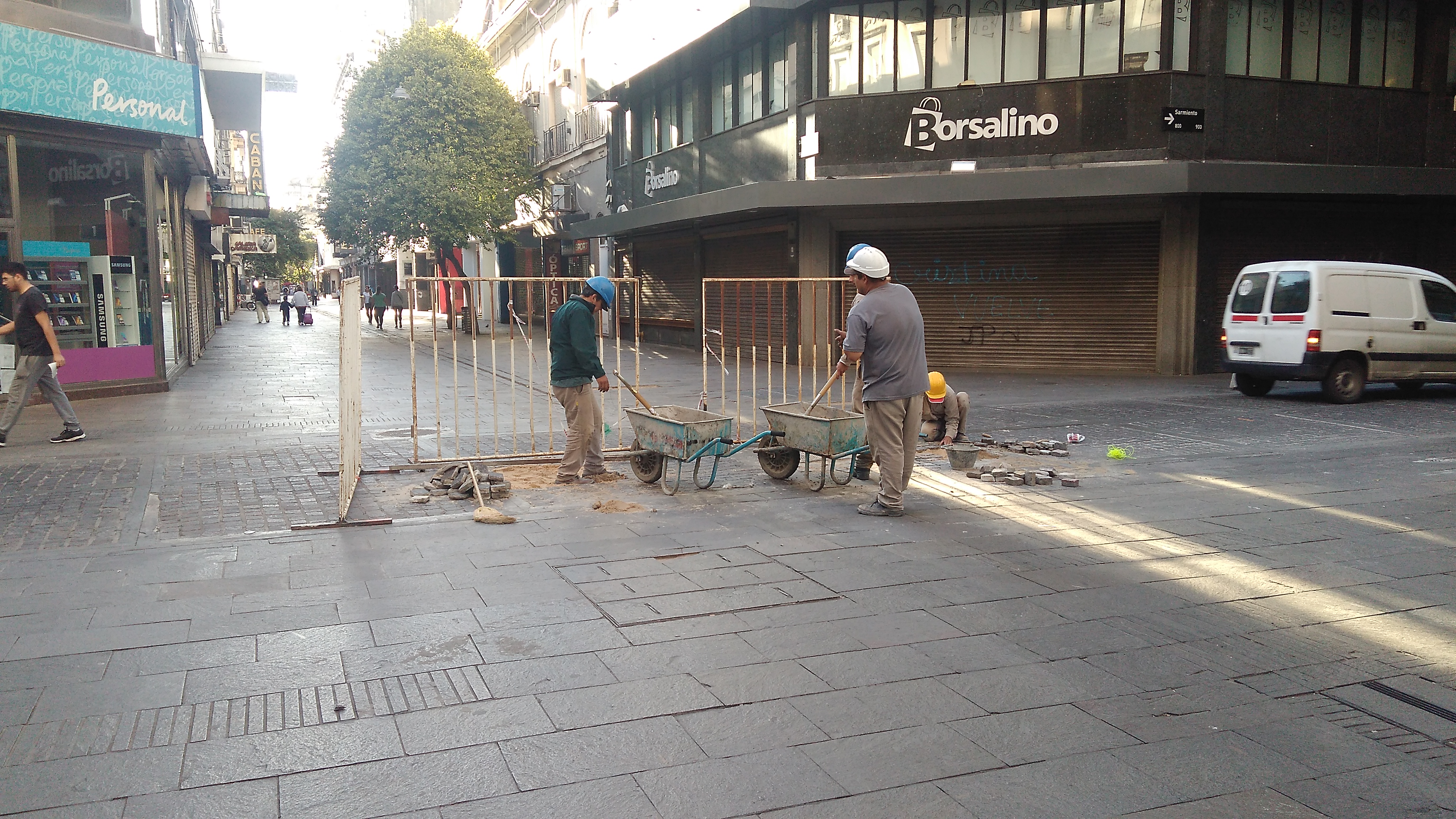 Hace dos semanas remodelaron calle Sarmiento y ya tiene baches