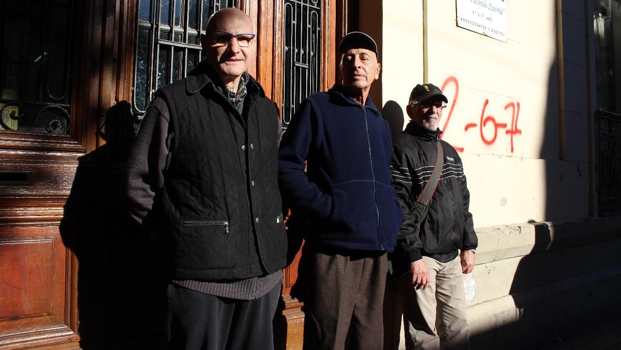 Tres hombres llegaron temprano a la escuela nocturna nº 15 para emitir su
