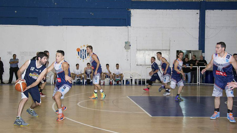 Muia siempre se destaca. El mejor jugador de Aprendices volvió a ser clave.