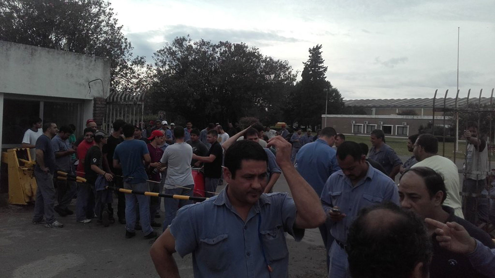 Los obreros de la fábrica otra vez con incertidumbre. Esperan el depósito en sus cuentas.