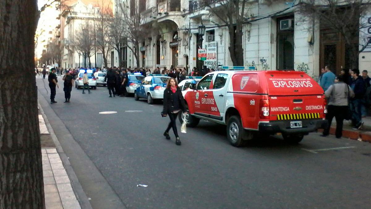 Evalúan imponer tareas comunitarias a los estudiantes de las amenazas de bomba
