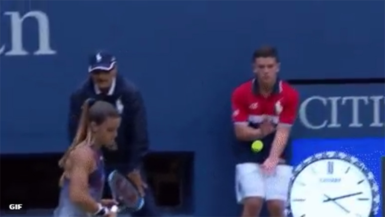 La pelota dio en un blanco no esperado.