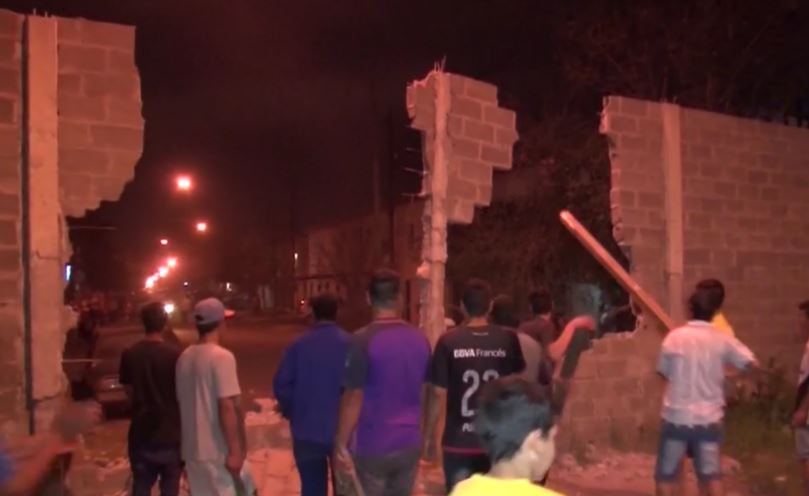 Los vecinos derrumbaron el paredón por decisión propia. (Captura de TV)