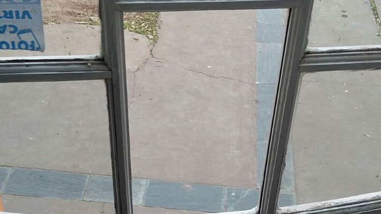 El mínimo espacio de la puerta frontal del comercio de Irigoyen y Sarmiento.