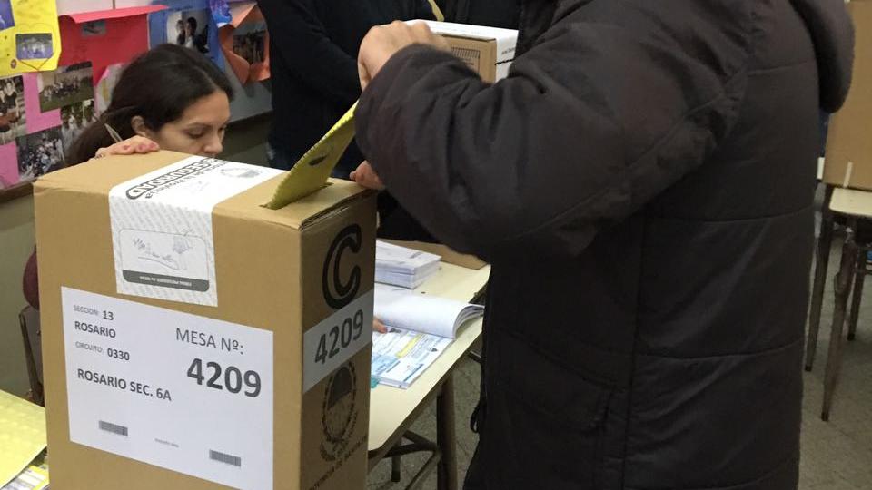 Los precandidatos a concejal emitieron su voto