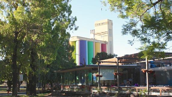 El bar Kubrick Station, frente al Macro, en la costa central.