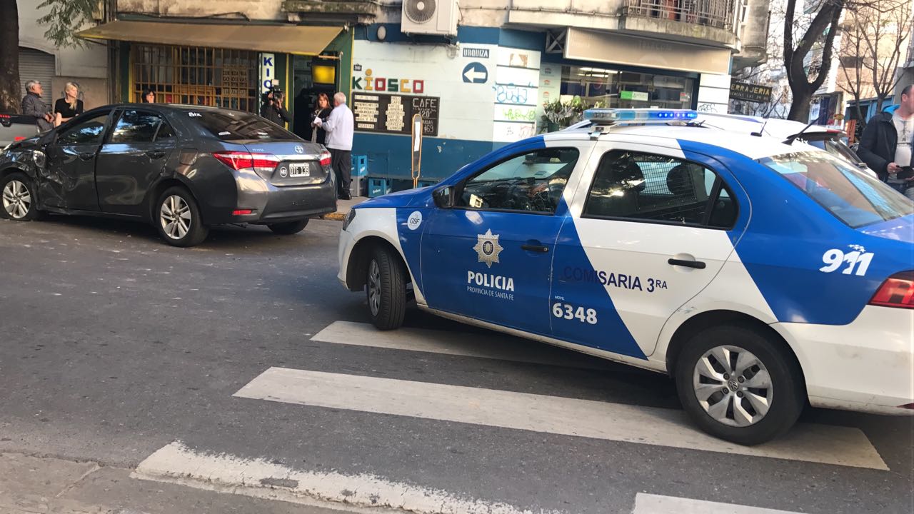 Robaron un auto, manejaron a contramano y chocaron en pleno microcentro