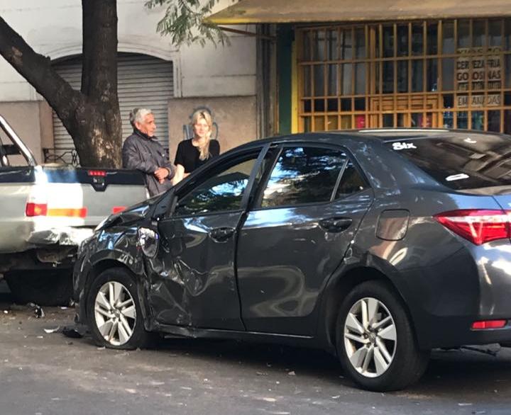Robaron un auto, manejaron a contramano y chocaron en pleno microcentro