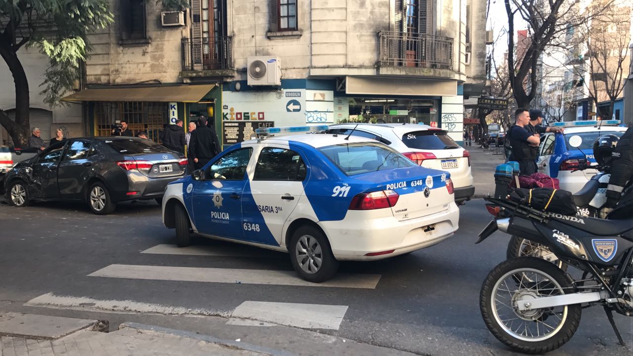 Robaron un auto, manejaron a contramano y chocaron en pleno microcentro