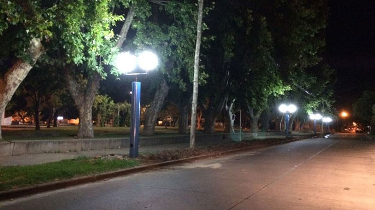 Las luces comienzan a encenderse en Plaza Belgrano.