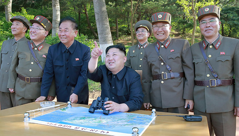 El líder coreano en el lanzamiento del misil de alto alcance