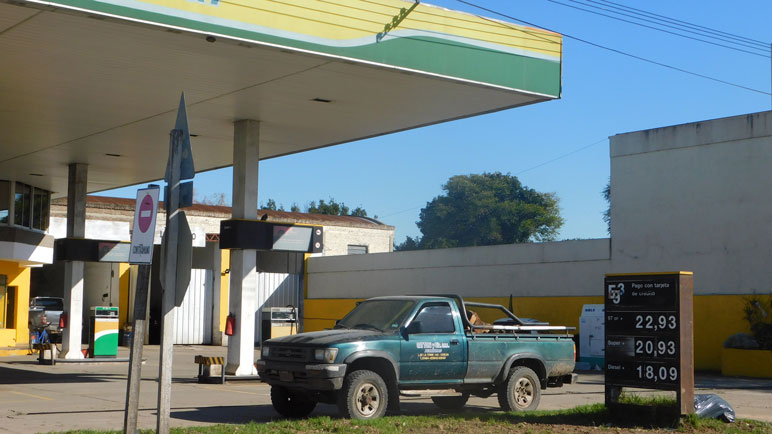 El precio de la nafta trepó a casi 23 pesos por litro.