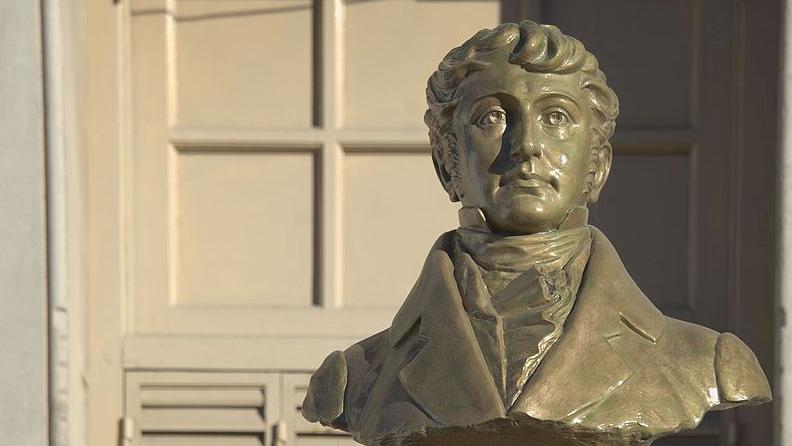 Busto a Manuel Belgrano en Tandil (Wikicommons)