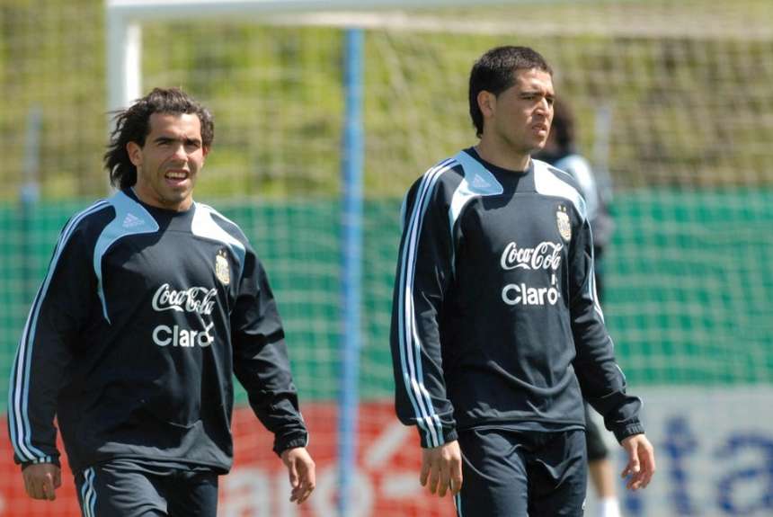 Tévez contra Riquelme: "Afuera de la cancha deja mucho que desear"