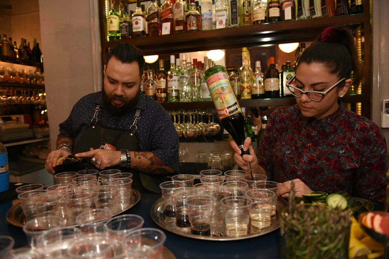 Tarde de lluvia y tragos en El Riel.